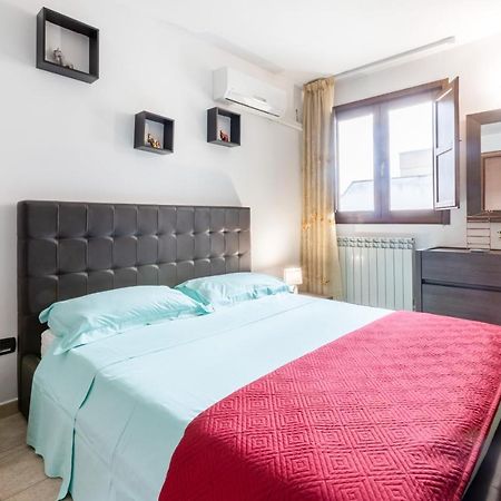 Apartamento Lecce Colorful Flat With Terrace & Parking Exterior foto