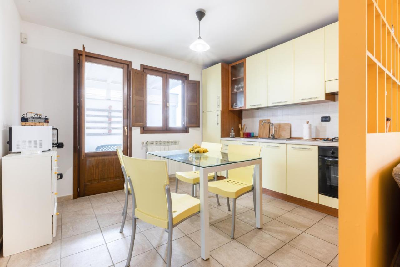 Apartamento Lecce Colorful Flat With Terrace & Parking Exterior foto