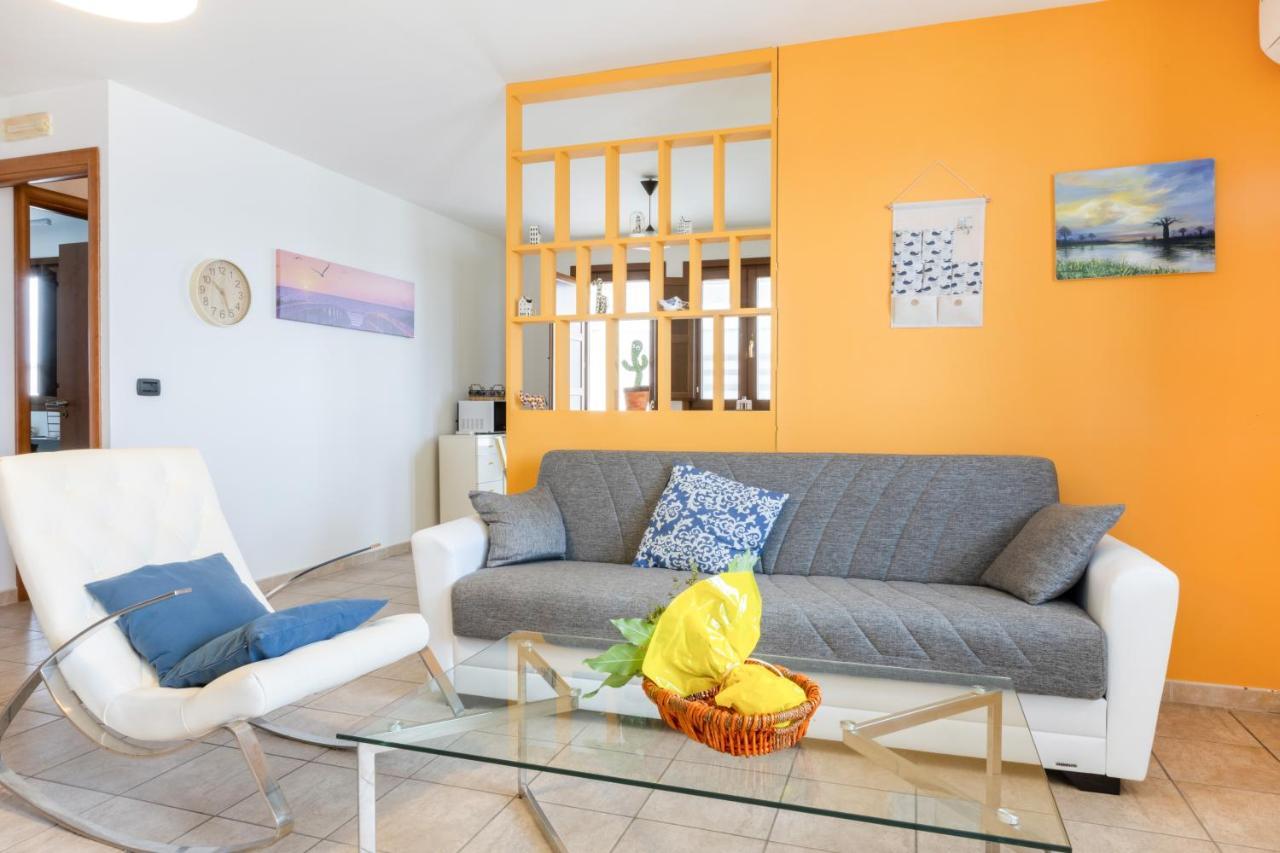 Apartamento Lecce Colorful Flat With Terrace & Parking Exterior foto