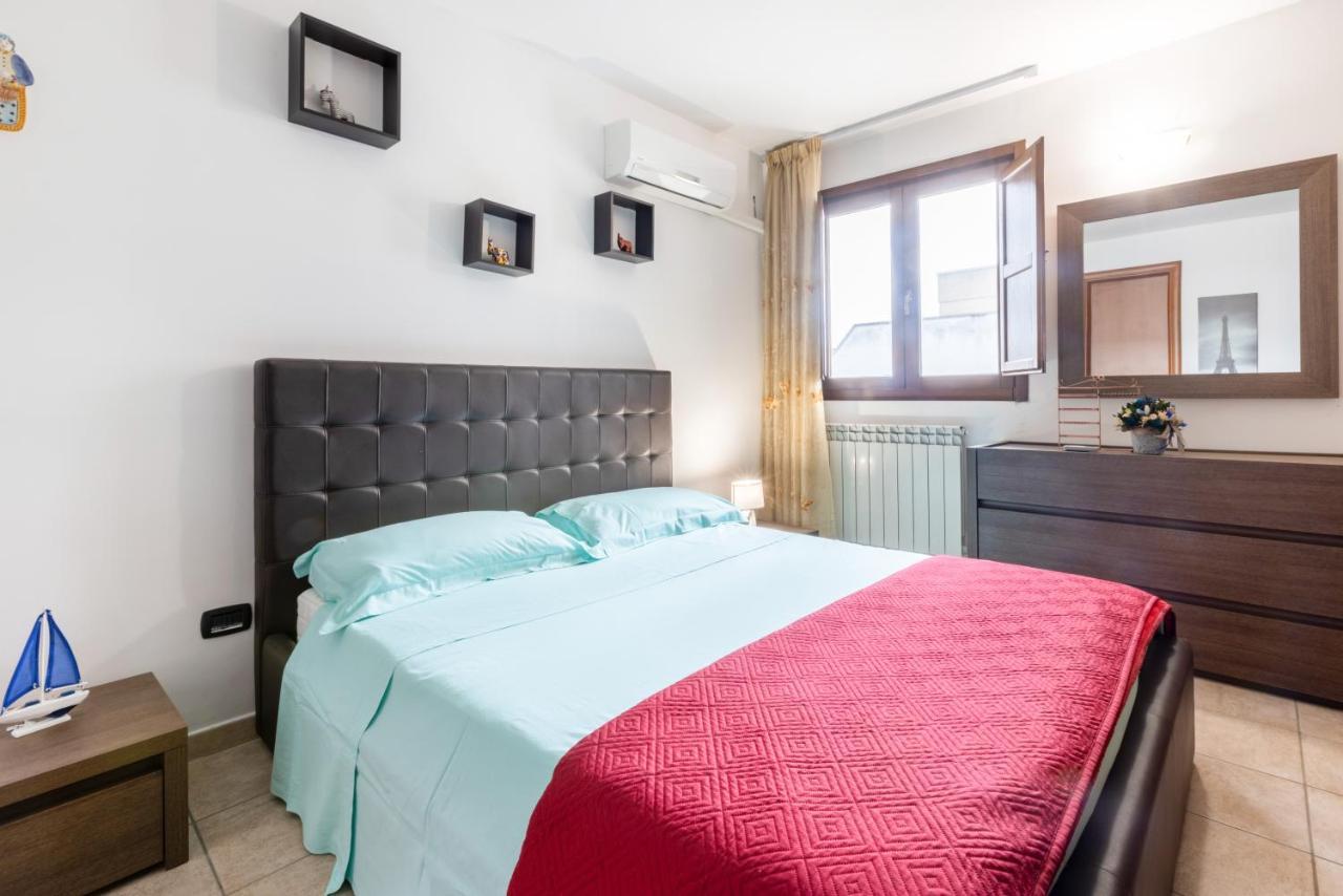 Apartamento Lecce Colorful Flat With Terrace & Parking Exterior foto