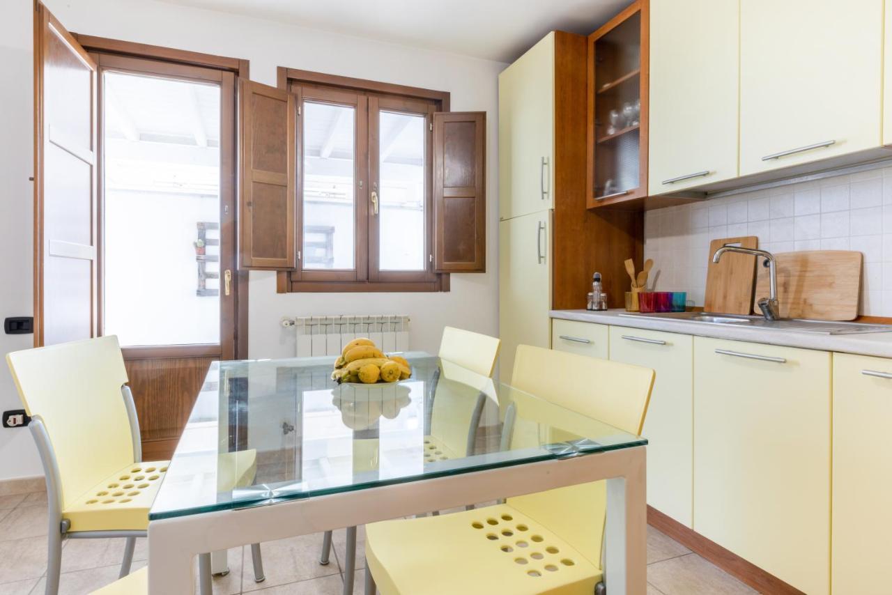 Apartamento Lecce Colorful Flat With Terrace & Parking Exterior foto