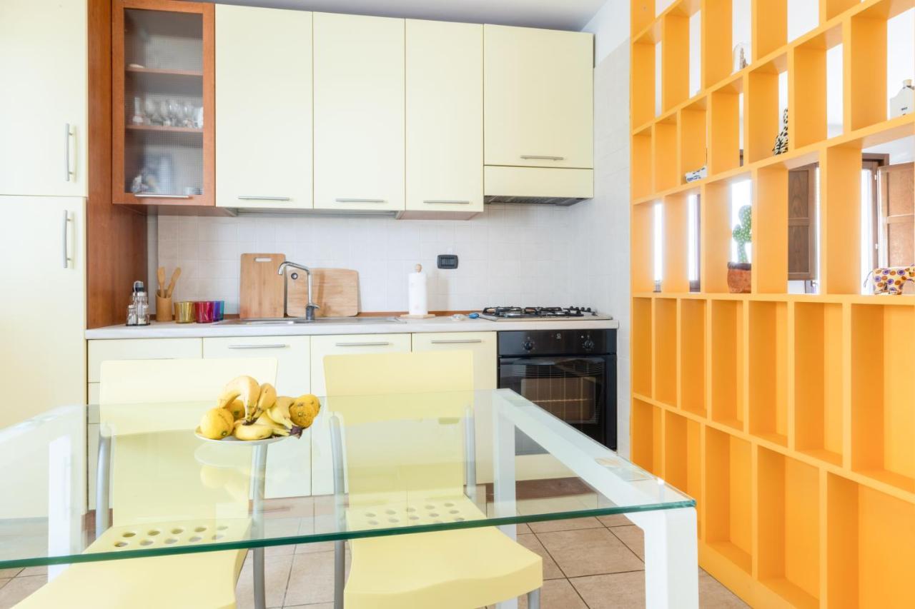 Apartamento Lecce Colorful Flat With Terrace & Parking Exterior foto